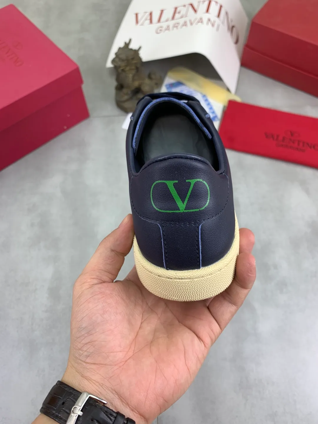 Men's men's shoes 💰P520 New style 💰 Top version Valentino Valentino 25/ Royco series Cherry 🍒Couple style Casual sneakers White shoes Original purchase and development Production Classic and timeless low-top sneakers outline a lazy silhouette, supplemented by low-key and restrained brand details, evolved into a must-have item in the wardrobe, comfortable and versatile!  ✔️Fabric: Original customized first-layer cowhide ✔️Inner lining: Imported breathable sheep lining ✔️Sole: Original molded anti-slip rubber material ✔️Size: 38-45